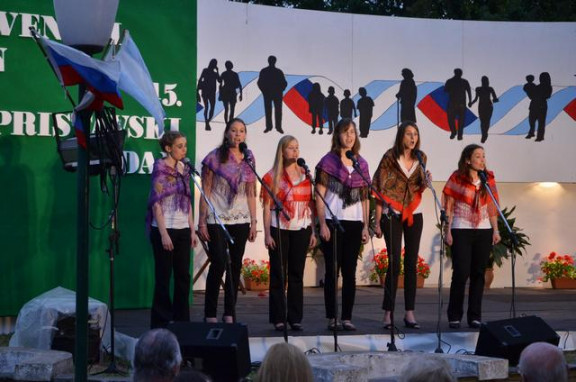 Dekleta s Pristave »Za Slovenijo«