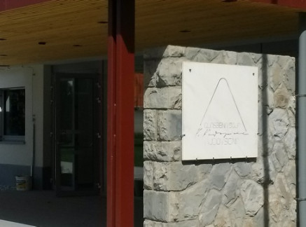 Tabla s stare zgradbe, ki so jo prenesli na novo