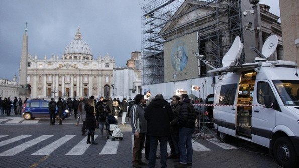Mediji so zavzeli Vatikan