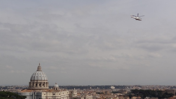 Papež Frančišek s helikopterjem k svojemu predhodniku