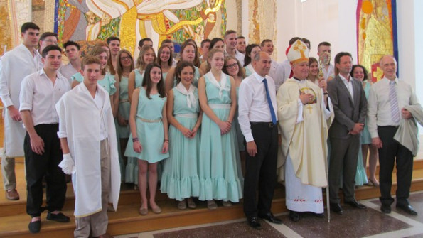 Maturanti iz Argentine s škofom Antonom Jamnikom in predsednikom SDS Janezom Janšo