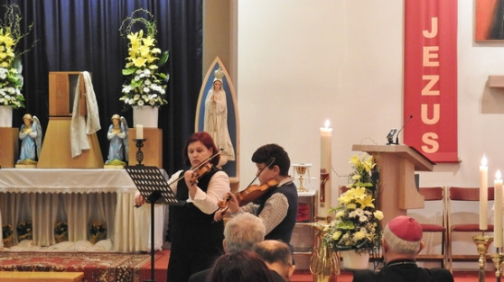 Mama in sin Anastazija in Amadej Gorenc na violinah