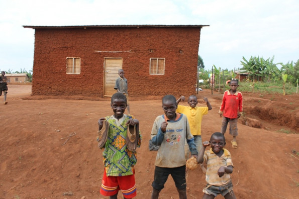 Večina družin v Burundiju živi v skromnih hiškah iz blata. Otroci so kljub revščini vedno veseli.