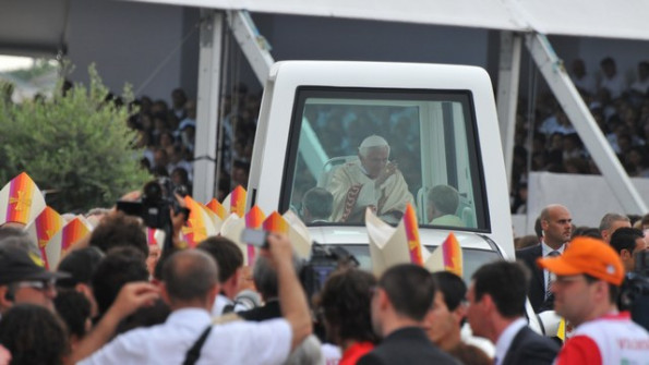 Papež med verniki