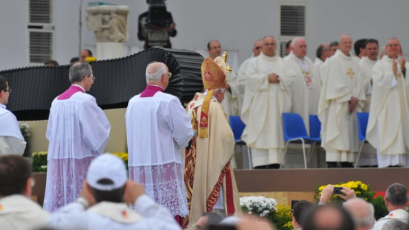 Papež med mašo v Milanu
