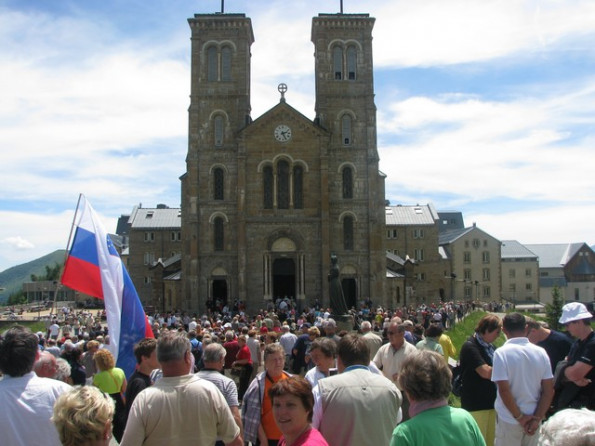 Množica slovenskih romarjev pred svetiščem na La Salettu