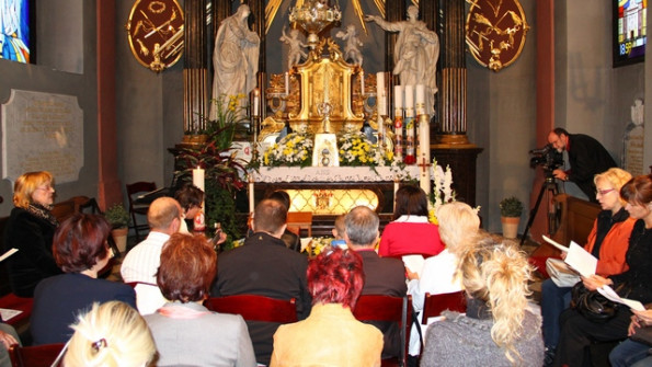 Molitev pred relikvijami in grobom  bl. Slomška