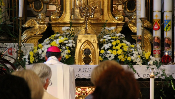 Nadškof Marjan Turnšek moli pred relikvijami svojega predhodnika in prvega mariborskega škofa bl. Antona M. Slomška