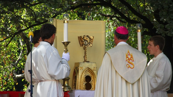 Prenos relikvij na oltar pred stolnico