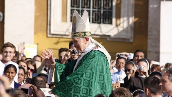 Papež Benedikt XVI. med verniki