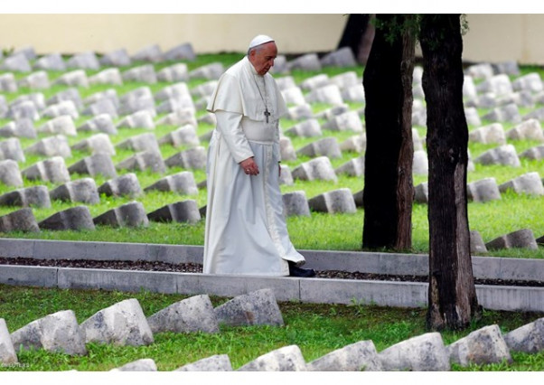 Papež na avstroogrskem pokopališču