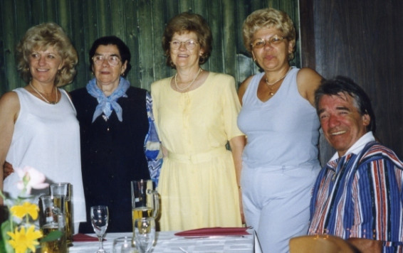 Budjevi leta 1999: Angela Budja s sinom Janezom in hčerkami Gabrijelo, Avguštino in Olgo