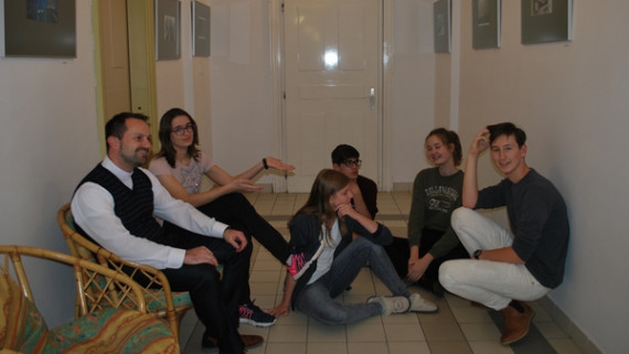 Skupina sogovornikov v Mladoskopu o domskem življenju in utripu med sovrstniki