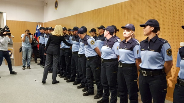 Direktorica policije ob zaprisegi čestitala 25. pomožnim policistom 