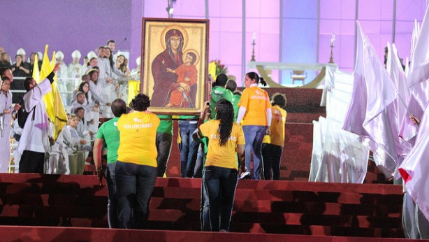 Mladi prinašajo Marijino ikono
