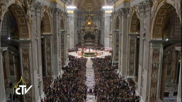 Študenti na adventnem srečanju v Baziliki sv. petra