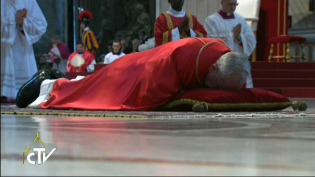 Papež Frančišek leže v spoštovanju trpečega Gospoda na veliki petek