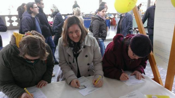 Podpis za referendum je oddala tudi predsednica Društva SKAM Marta Habe