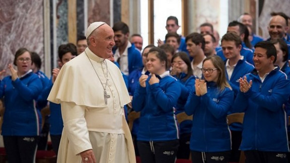 Papež Frančišek in športniki, ki so se udeležili specialnih olimpijskih iger