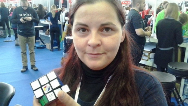 Matematičarka Nina z Rubikovo kocko
