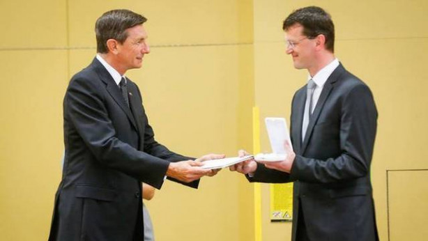 Predsednik Borut Pahor izroča državno odlikovnaje Srebrni red za zasluge Zavodu sv. Stanislava v roke trenutnemu direktorju dr. Romanu Globokarju
