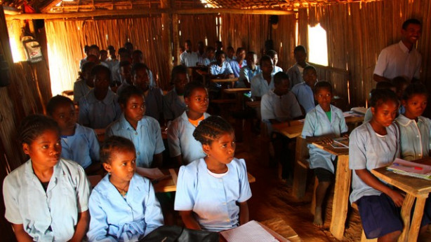 Brez šol ni napredka! Otroci v razredu na misijonu Ampitafa.