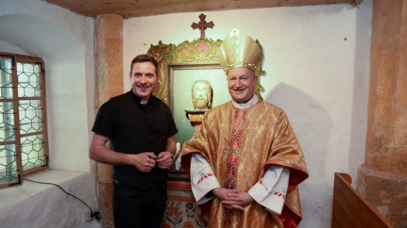 Župnik Golob in škof Jamnik pred obnovljeno glavo sv. Janeza Krstnika