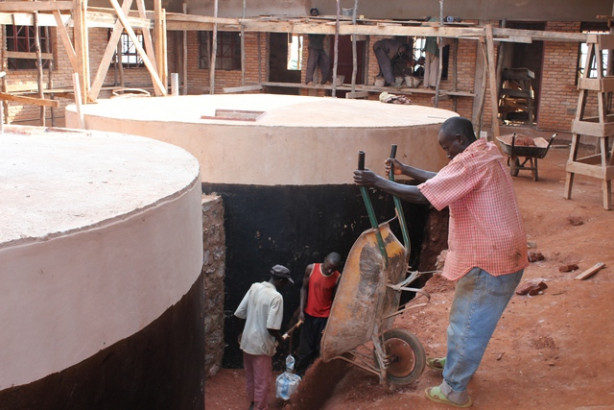 Gradnjo vodnjakov, ki sta nujno potrebna za delovanje zdravstvenega centra v Ruzu, je podprlo Ministrstvo za zunanje zadeve RS. V dela je vključenih 50 domačinov. 