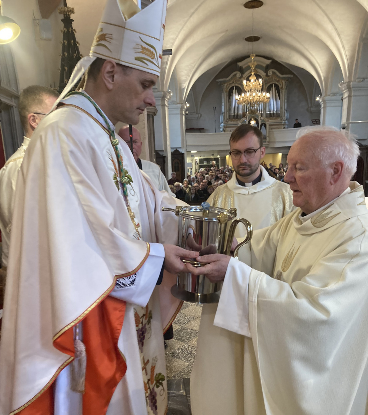 Novomeški škof Andrej Saje pri krizmeni maši