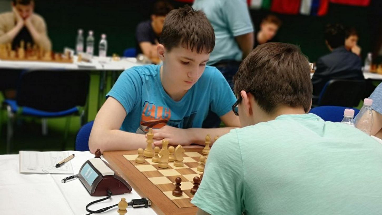 Jan Šubelj med igro v globoki zbranosti in predanosti le šahovskemu obračunu