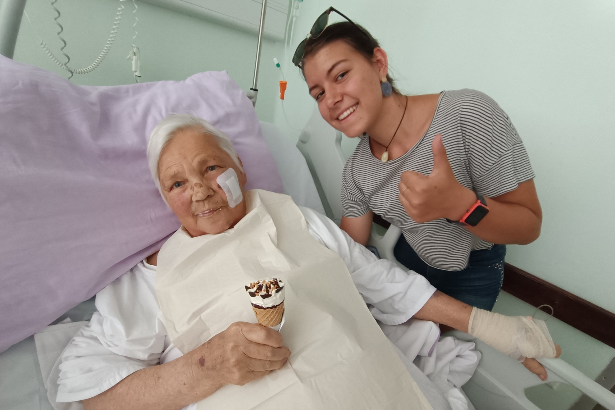 Trenutki v bolnici ob sladoledu in obisku vnukinje hitreje minejo