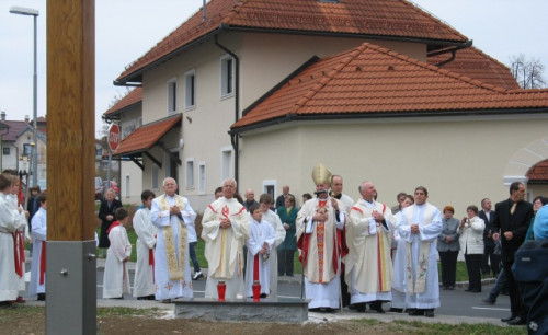 Po slovesni sveti maši ob stoletnici rojstva škofa Leniča je bil še blagoslov evharističnega križa v spomin na Slovenski evharistični kongres, foto: Petra Gorše