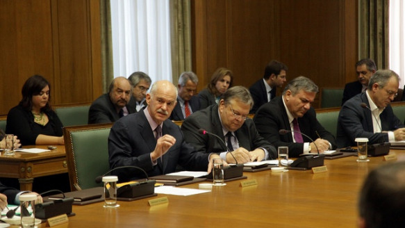 Zdaj že nekdanji grški premier Jorgos Papandreu (prvi z leve) je včeraj odstopil s položaja, foto: www.primeminister.gov.gr  