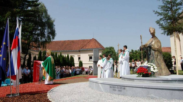 Blagoslov kipa dr. Alojzija Šuštarja v Trebnjem; foto: Škofija Novo mesto, Ksenja Hočevar