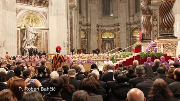 Mnogo vernikov pri maši papeža Benedikta