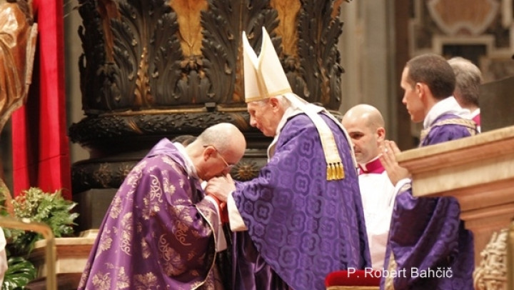 Papež Benedikt XVI. in kardinal Bertone