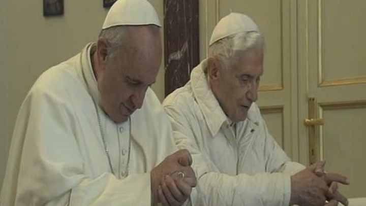 Papež Frančišek in zaslužni papež Benedikt XVI.; FOTO: Rome Reports