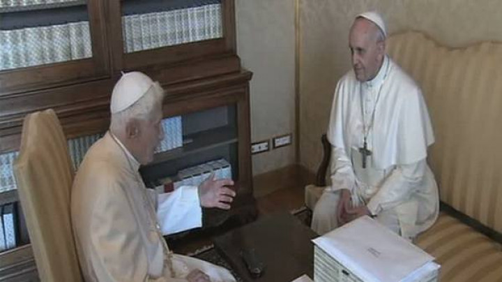 Papež Frančišek in zaslužni papež Benedikt XVI.; FOTO: Rome Reports