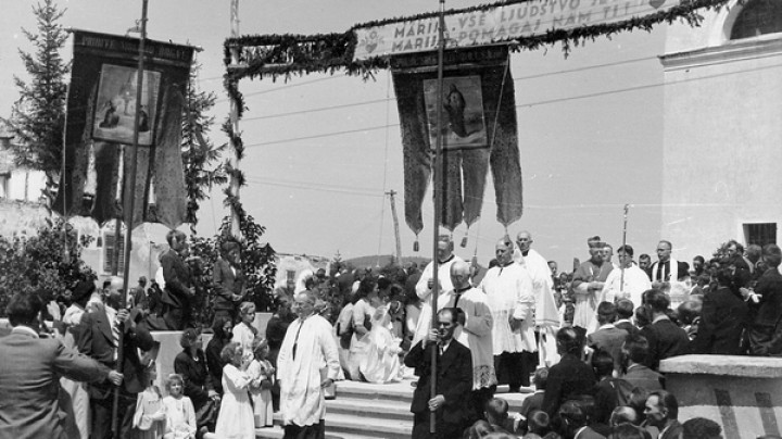 Škof Rožman - Na birmi v Dobrepolju 6. junija 1943.