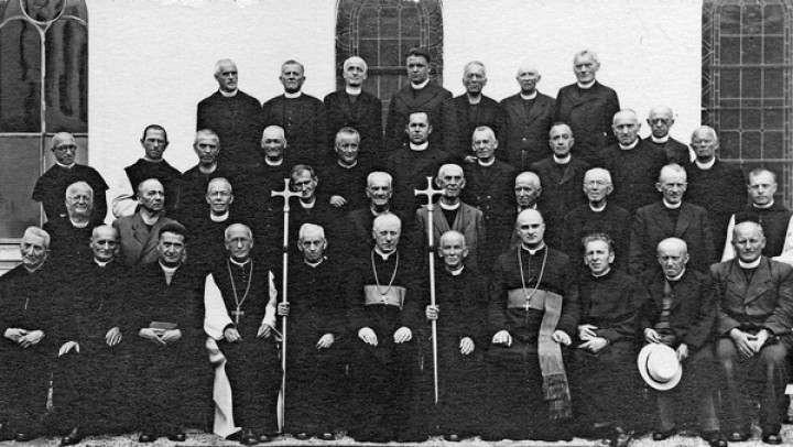 Škof Rožman - Med duhovniki begunci v Stični 20. septembra 1942