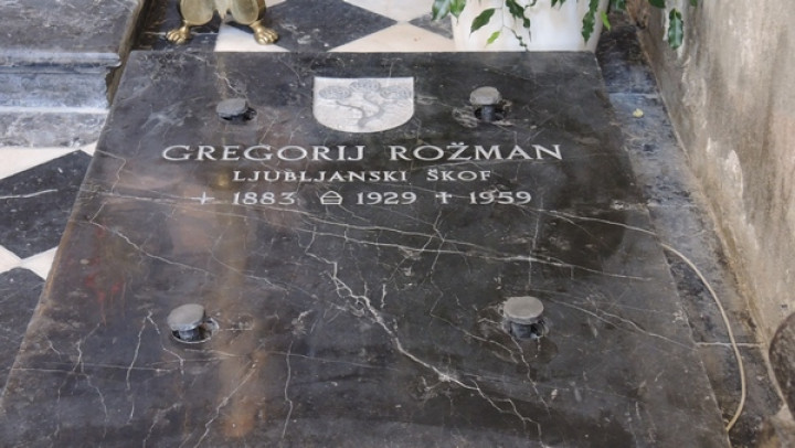 Plošča na grobu škofa Rožmana