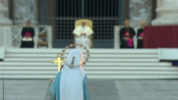 Kip Device Marije z Jezusom pred papežem