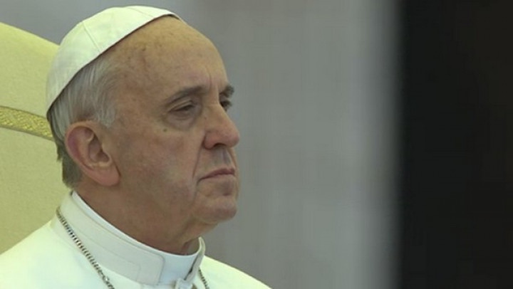 Papež Frančišek med molitvijo