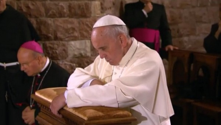 Papež moli ob grobu sv. Frančiška
