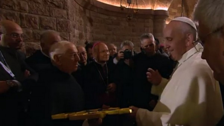 Papežu so izročili darilo
