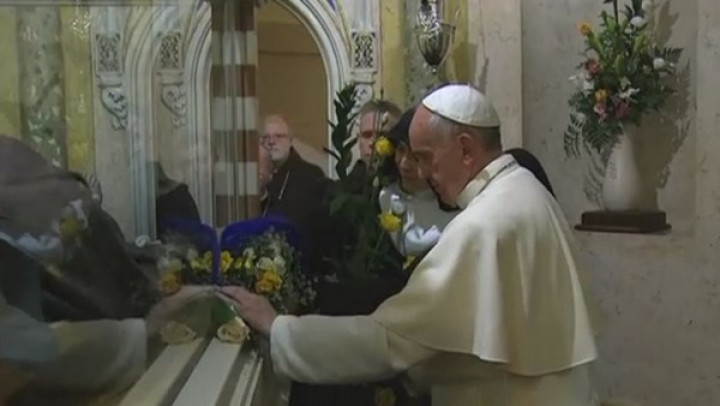 Papež Frančišek tako kot sv. Frančišku tui sv. Klari prinesel šopek cvetja