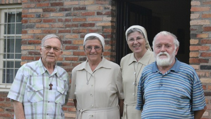 Slovenski misijonarji v Afriki: s. Anka Burger, s. Vesna Hiti, p. Jože Mlinarič in p. Vilko Poljanšek