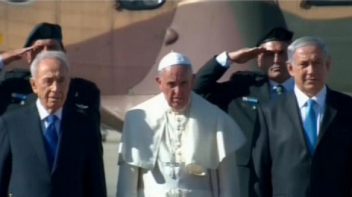 Papež z izraelskim predsednikom in premierom