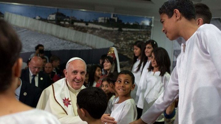 Papež z otroki iz begunskih taborišč