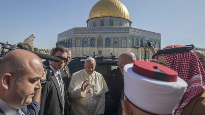 Papež pred mošejo v Jeruzalemu